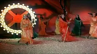 சிறிய மார்பகங்கள் கொண்ட ஒல்லியான பெண் ஒரு நண்பரின் கடினமான கடின செக்ஸ் சேவலின் கீழ் இறுக்கமான புண்டையை வைக்கிறாள்