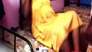 ஒரு வேலை நேர்காணலுக்குப் பிறகு முதலாளி இரண்டு ஊழியர்களைப் பிடிக்கிறார் இந்தி நீல படம்